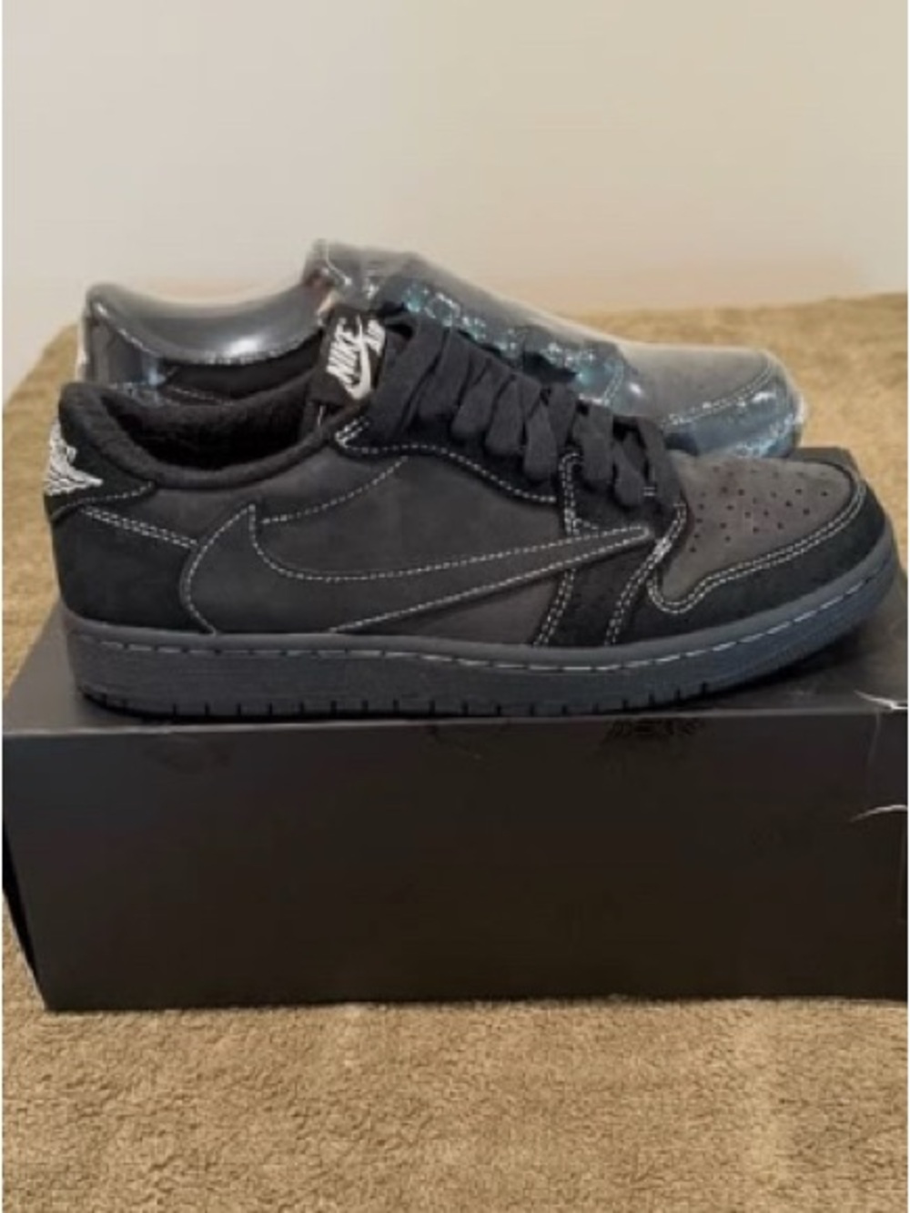 Nike Men's Black Low-Top Suede Sneakers with White Stitching